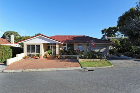 Albany View Street Lodge Bed And Breakfast And Art Studio - Holiday Sunshine Coast 0
