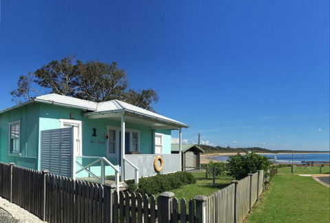 Aurora Beachfront Cottage - Holiday Sunshine Coast 0