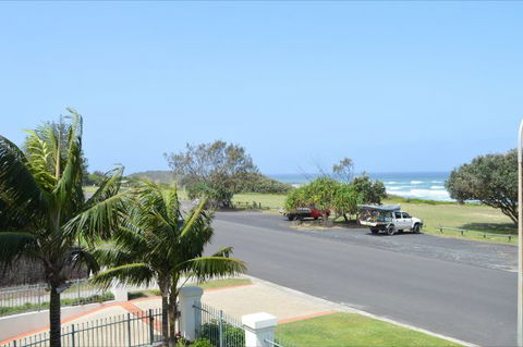 Breakers 1 / 5 At Yamba - Holiday Sunshine Coast 0