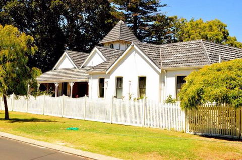 Busselton Bay Motel - Holiday Sunshine Coast 0