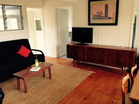 Cosy Seaside Cottage - Sunshine Coast Tourism 3