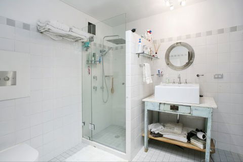Lieu De Ville Suite - Holiday Sunshine Coast 4