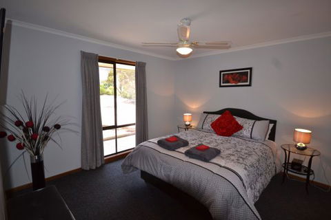 Riverbush Cottages - Sunshine Coast Tourism 4