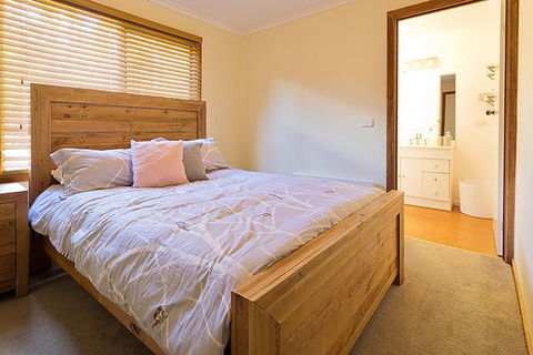 Snow Valley Lodge - Sunshine Coast Tourism 1