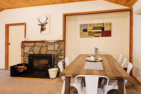 Snow Valley Lodge - Sunshine Coast Tourism 3