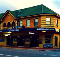 Queens Arms Hotel - Holiday Sunshine Coast