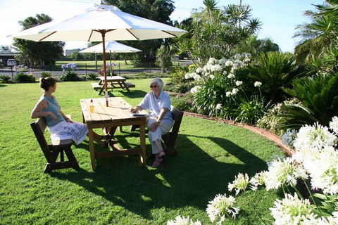 Avlon Gardens Motel - Holiday Sunshine Coast 1