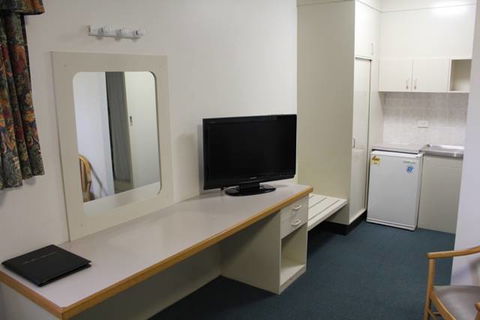 AZA Motel - Sunshine Coast Tourism 2
