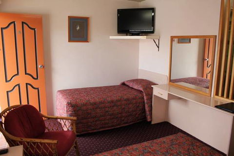 AZA Motel - Sunshine Coast Tourism 4