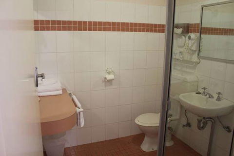 AZA Motel - Sunshine Coast Tourism 9