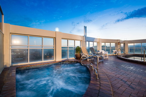 Beachcomber International Resort - Sunshine Coast Tourism 3