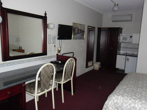 Ben Chifley Motor Inn - Sunshine Coast Tourism 3
