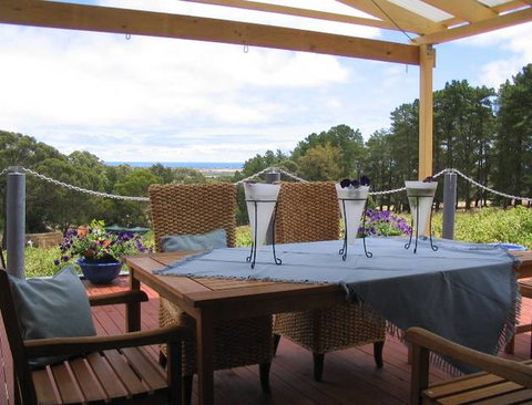 Blue Grape Vineyard Accommodation - Sunshine Coast Tourism 0