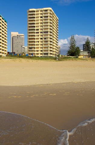 Breakers North - Absolute Beach Front Holiday Apartments - Holiday Sunshine Coast 4