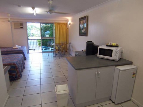 Cairns Holiday Lodge - Holiday Sunshine Coast 1