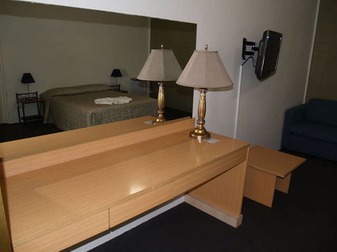 Campbelltown Colonial Motor Inn - Holiday Sunshine Coast 1
