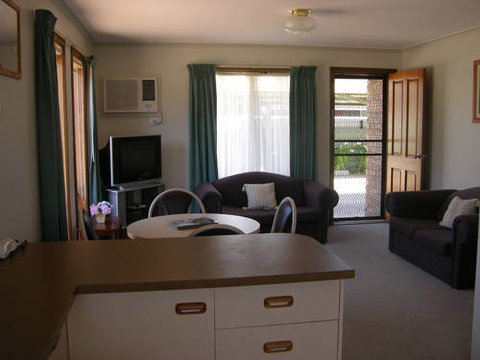 Centrepoint Motel - Sunshine Coast Tourism 0