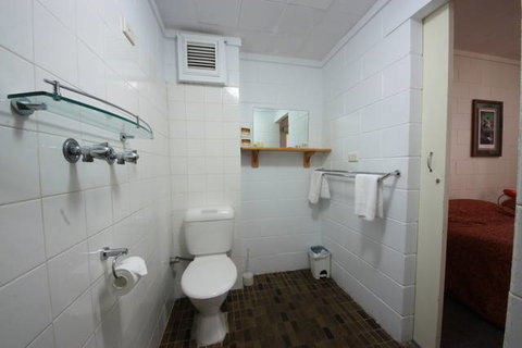 Coconut Grove Holiday Apartments - Holiday Sunshine Coast 2