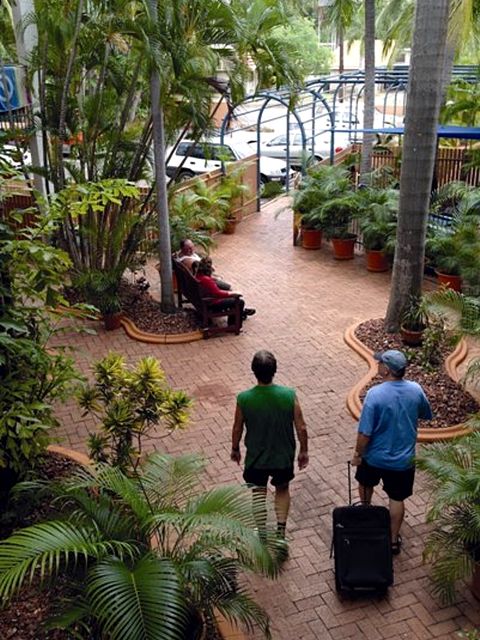 Coconut Grove Holiday Apartments - Holiday Sunshine Coast 6