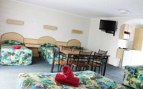 Colonial Court Motor Inn - Sunshine Coast Tourism 2