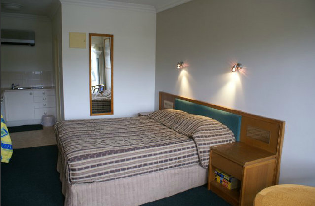 Coopers Colonial Motel - Sunshine Coast Tourism 0