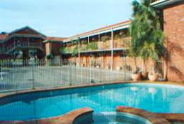 Courtyard Motor Inn - Sunshine Coast Tourism 0