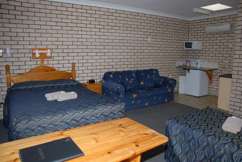 Cowra Crest Motel - Holiday Sunshine Coast 4