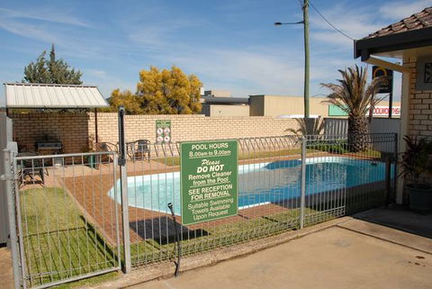 Cowra Crest Motel - Holiday Sunshine Coast 6