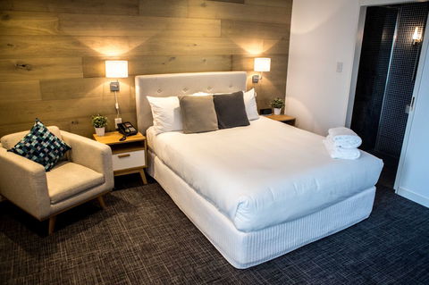 Crown Hotel - Holiday Sunshine Coast 0