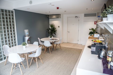 Crown Hotel - Holiday Sunshine Coast 2