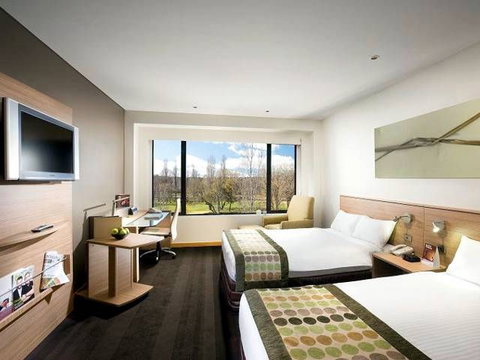 Crowne Plaza Canberra - Sunshine Coast Tourism 0