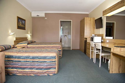 Cumberland Motor Inn - Holiday Sunshine Coast 0