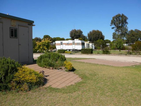 Cummins Community Caravan Park - Sunshine Coast Tourism 0