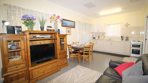 Riverview Cottage: Migrant And Holiday Rental Port Noarlunga - Holiday Sunshine Coast 0