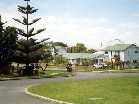 Dolphin Lodge - Sunshine Coast Tourism 0