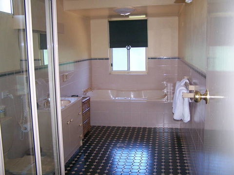 Econo Lodge Griffith Motor Inn - Sunshine Coast Tourism 3