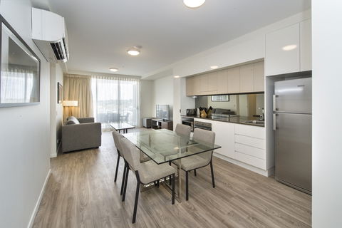 Empire Apartment Hotel - Sunshine Coast Tourism 3