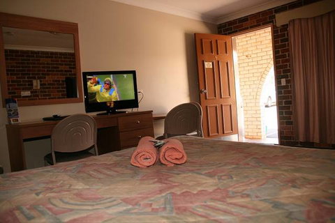 Forest Lodge Motor Inn & Restaurant - Sunshine Coast Tourism 1