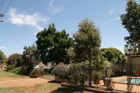 Forest Lodge Motor Inn & Restaurant - Sunshine Coast Tourism 4