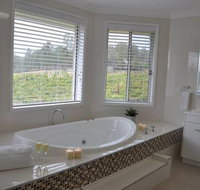 Ghost Riders Vineyard Lodge - Holiday Sunshine Coast