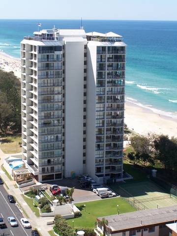 Golden Sands On Main Beach - Holiday Sunshine Coast 1