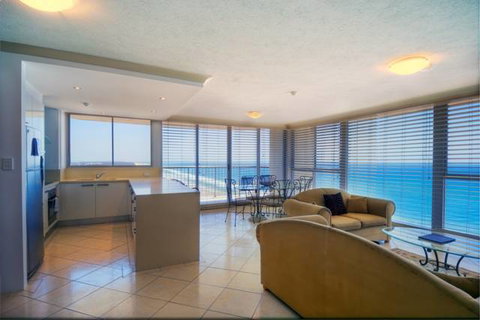 Golden Sands On Main Beach - Holiday Sunshine Coast 0