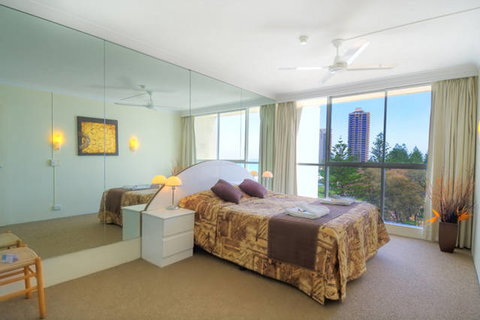 Golden Sands On Main Beach - Holiday Sunshine Coast 3