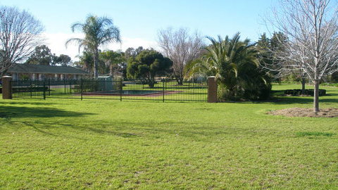 Golfview Motor Inn - Sunshine Coast Tourism 3