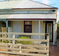 Harriett's Cottage Accommodation Clyde's Cottage - Sunshine Coast Tourism