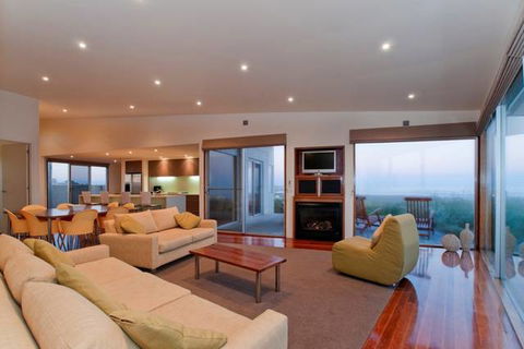 Hearn's Beachside Villas - Holiday Sunshine Coast 0