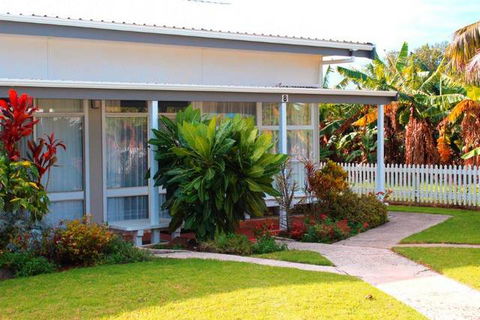 Hibiscus Crown - Holiday Sunshine Coast 0