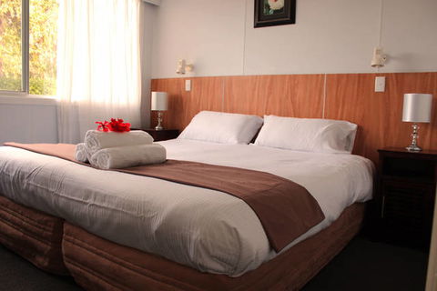 Hibiscus Crown - Holiday Sunshine Coast 3