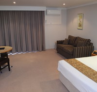 Hilltops Retreat Motor Inn - Sunshine Coast Tourism