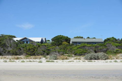 Island Beach Escape - Beachcomber - Sunshine Coast Tourism 1